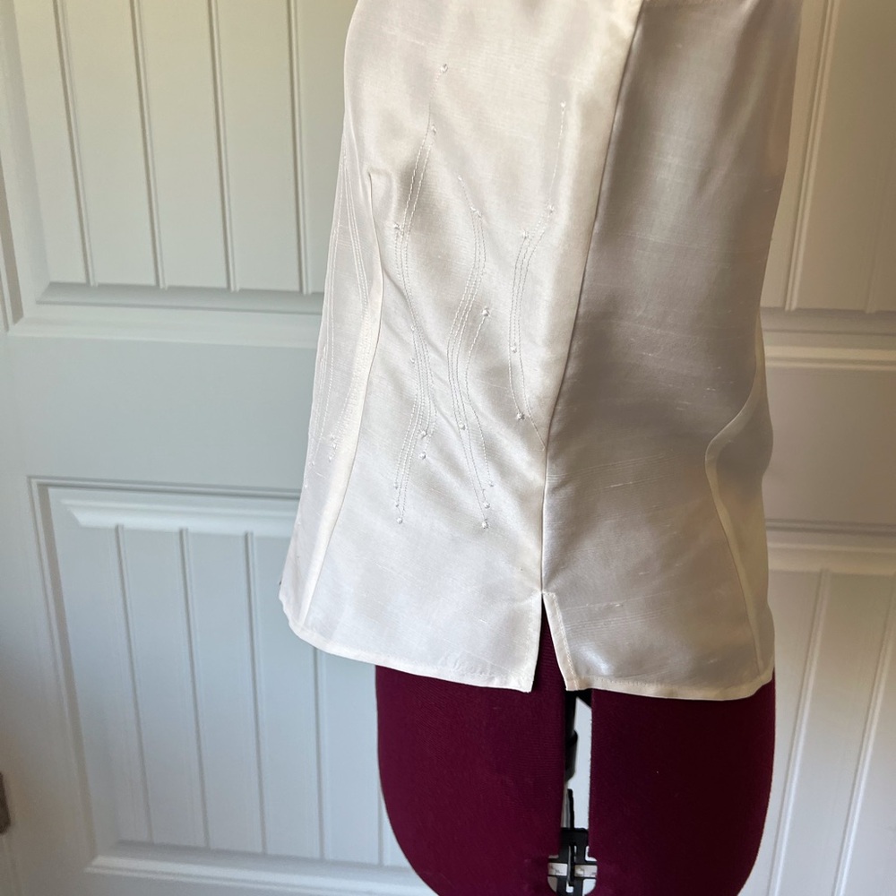 Elegant silk Cream Sleeveless Blouse - Picture 5 of 10